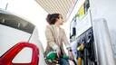 MIERLO - Een vrouw tankt benzine bij een onbemand Tango tankstation in Mierlo. Door het militaire conflict in het Midden-Oosten stijgen de prijzen van brandstof in rap tempo. Naar verwachting kan de prijs voor een liter Euro95 oplopen naar 3 euro. ROB ENGELAAR / ANP
